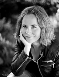 Maria Pihl – logoped och artist, svartvitt porträtt